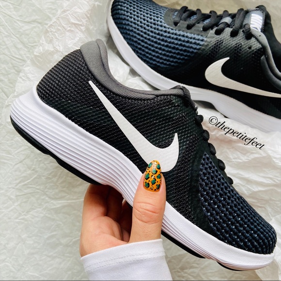 NWT Nike Revolution 4